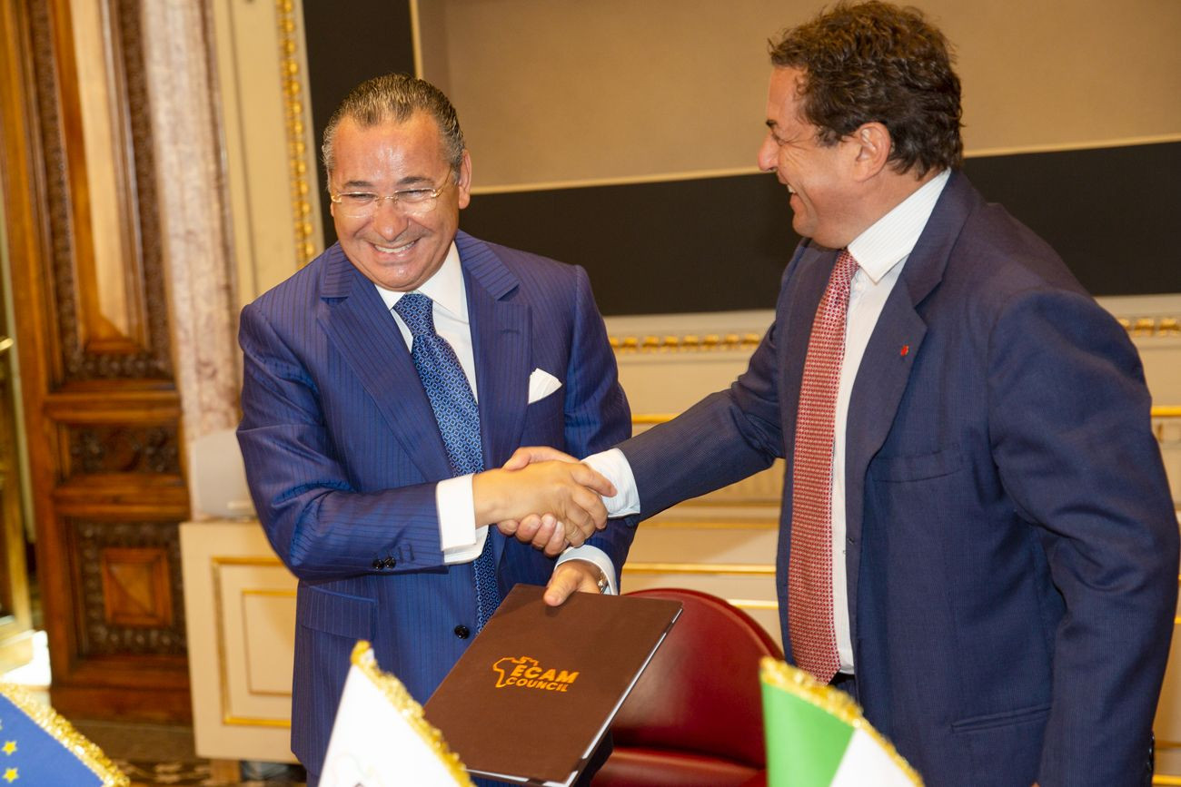 Sign the funding of 2 master's scholarships to the Molly Bloom Academy of Creative Writing in Rome.