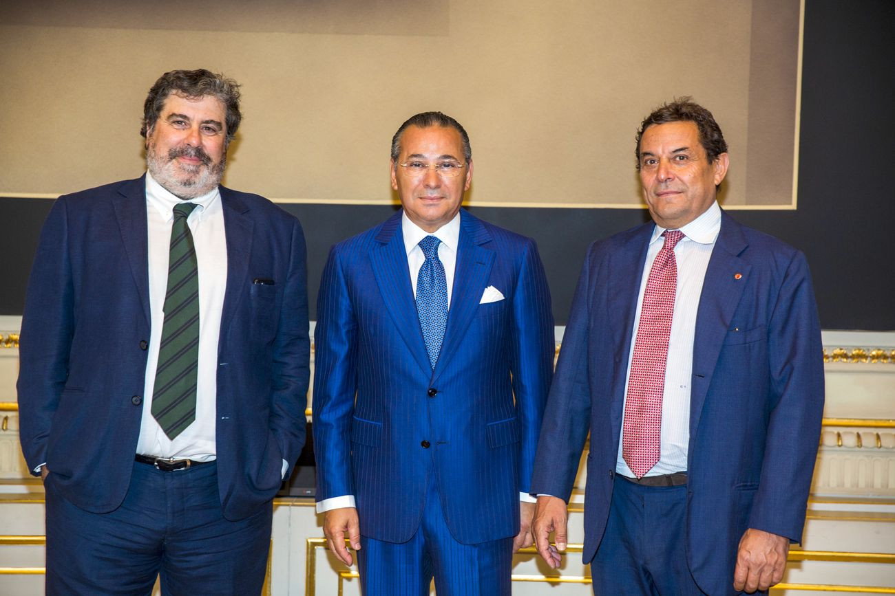 Sign the funding of 2 master's scholarships to the Molly Bloom Academy of Creative Writing in Rome.