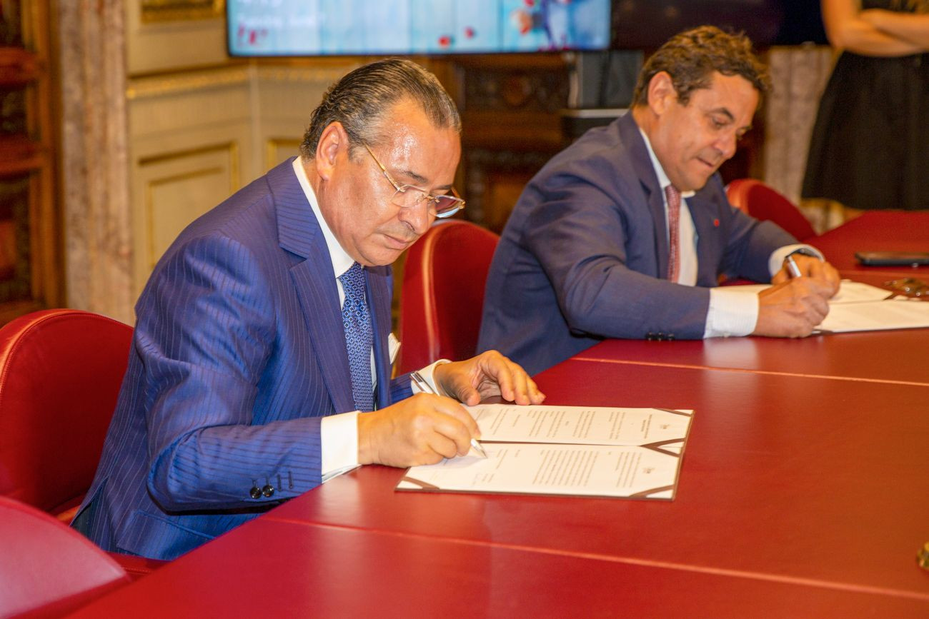 Sign the funding of 2 master's scholarships to the Molly Bloom Academy of Creative Writing in Rome.